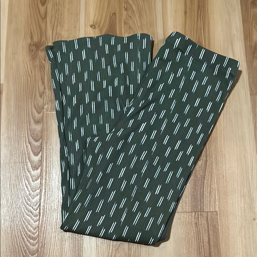 Green and White Patterned Pants - Picture 2 of 6